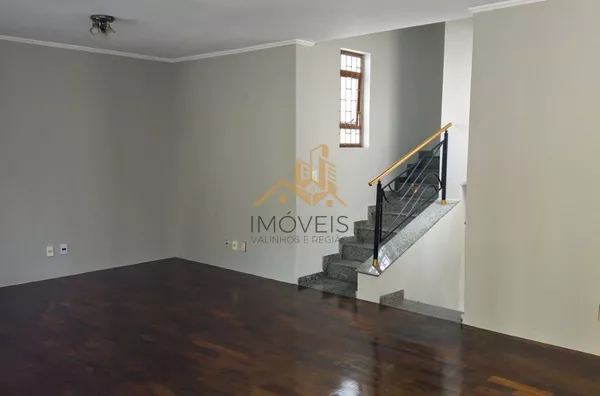 Excelente sobrado para fins comerciais ou residenciais localizado em bairro tradicional na cidade de Louveira. Casa com 3 dormitórios, sendo 1 suíte, 2 dos dormitórios com armários, sala ampla para 2 ambientes, cozinha ampla e repleta de armário, lavande