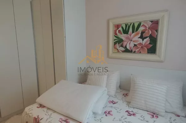 Lindo apartamento á venda na cidade de Vinhedo. Apartamento de 52 m² .condomínio com elevador e 1 vaga de carro. 01 Sala com espelhos na parede,01 cozinha com armário embutido, bancada de mármore e banqueta almofadada. 02 dormitórios com guarda-roupa plan - Foto 8