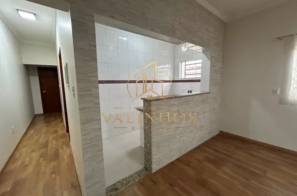 Casa com excelente localização em bairro residencial de Sorocaba com 2 dormitórios, sendo 1 suíte, sala, cozinha americana com armários e conjugada, quintal, lavanderia, banheiro externo, mezanino, vaga para 2 carros cobertas. Portão automático. Sistema d