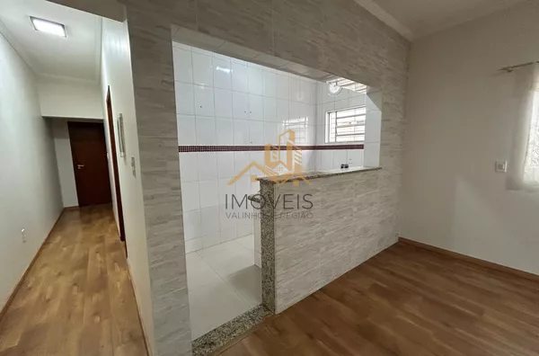 Casa com excelente localização em bairro residencial de Sorocaba com 2 dormitórios, sendo 1 suíte, sala, cozinha americana com armários e conjugada, quintal, lavanderia, banheiro externo, mezanino, vaga para 2 carros cobertas. Portão automático. Sistema d - Foto 4