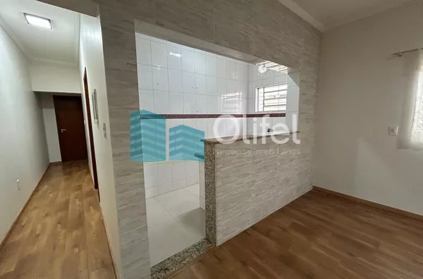 Casa com excelente localização em bairro residencial de Sorocaba com 2 dormitórios, sendo 1 suíte, sala, cozinha americana com armários e conjugada, quintal, lavanderia, banheiro externo, mezanino, vaga para 2 carros cobertas. Portão automático. Sistema d - Foto 4