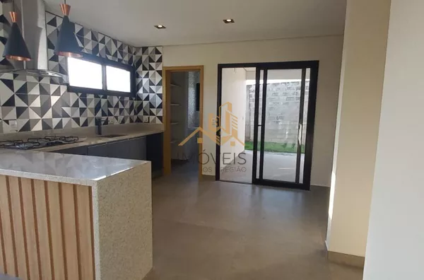 Excelente casa térrea em condomínio fechado na cidade de Louveira com 3 dormitórios, sendo 1 suíte, sala ampla para 2 ambientes, pé direito duplo, lavabo, banheiro social, conceito integrado, área gourmet e quintal.  Agende a sua visita