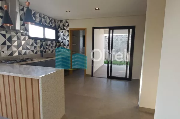 Excelente casa térrea em condomínio fechado na cidade de Louveira com 3 dormitórios, sendo 1 suíte, sala ampla para 2 ambientes, pé direito duplo, lavabo, banheiro social, conceito integrado, área gourmet e quintal.  Agende a sua visita - Foto 5