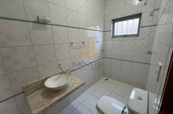 Casa com excelente localização em bairro residencial de Sorocaba com 2 dormitórios, sendo 1 suíte, sala, cozinha americana com armários e conjugada, quintal, lavanderia, banheiro externo, mezanino, vaga para 2 carros cobertas. Portão automático. Sistema d - Foto 16