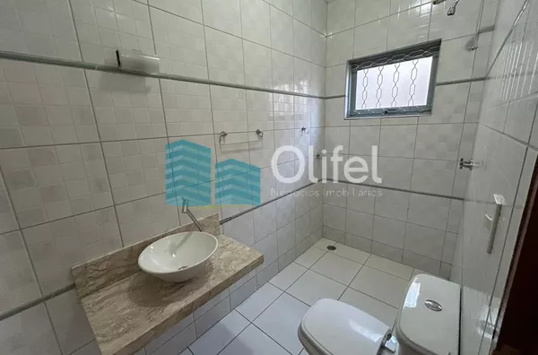 Casa com excelente localização em bairro residencial de Sorocaba com 2 dormitórios, sendo 1 suíte, sala, cozinha americana com armários e conjugada, quintal, lavanderia, banheiro externo, mezanino, vaga para 2 carros cobertas. Portão automático. Sistema d - Foto 16