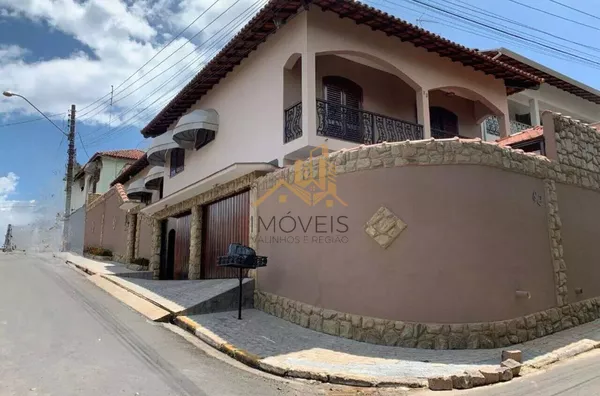 Linda casa de esquina com 3 dormitórios, sendo 1 suíte com hidromassagem, sala 2 ambientes, escritório, cozinha planejada, despensa, área gourmet, garagem para 2 carros cobertas, portão automático, bairro tranquilo. Vale a pena conferir.