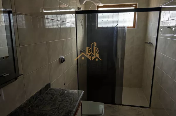 Excelente sobrado para fins comerciais ou residenciais localizado em bairro tradicional na cidade de Louveira. Casa com 3 dormitórios, sendo 1 suíte, 2 dos dormitórios com armários, sala ampla para 2 ambientes, cozinha ampla e repleta de armário, lavande - Foto 11