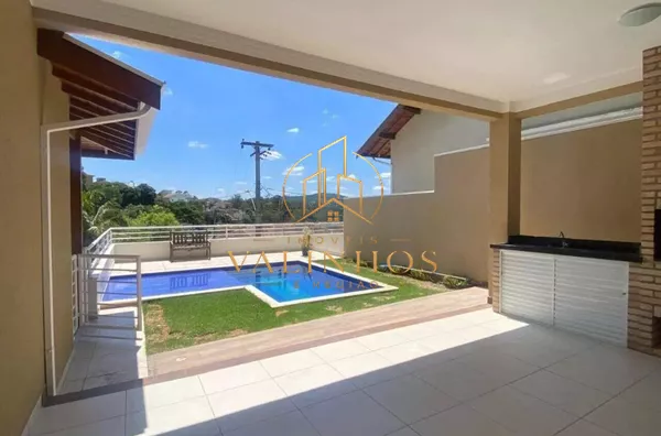Lindo sobrado em condomínio fechado na cidade de Louveira, com excelente localização, proporcionando contato com a natureza, excelente qualidade de vida, além de estar próximo ao centro e principais vias de acesso. Conta com 3 suítes, varanda,  lavabo, ba