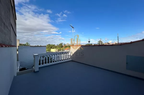 Casa com excelente localização em bairro residencial de Sorocaba com 2 dormitórios, sendo 1 suíte, sala, cozinha americana com armários e conjugada, quintal, lavanderia, banheiro externo, mezanino, vaga para 2 carros cobertas. Portão automático. Sistema d - Foto 27
