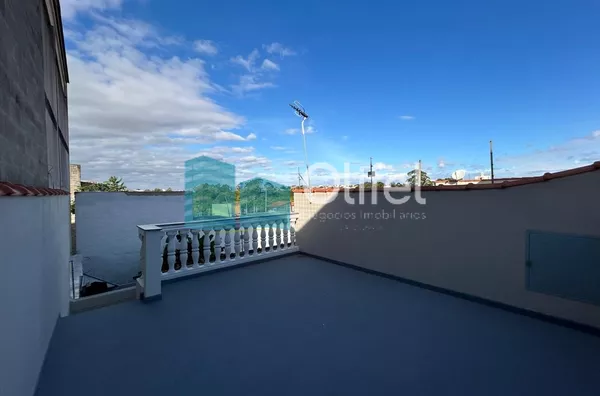 Casa com excelente localização em bairro residencial de Sorocaba com 2 dormitórios, sendo 1 suíte, sala, cozinha americana com armários e conjugada, quintal, lavanderia, banheiro externo, mezanino, vaga para 2 carros cobertas. Portão automático. Sistema d - Foto 27