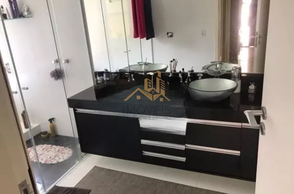 Linda casa em condomínio fechado de alto padrão na cidade de Vinhedo com 4 suítes, sendo no piso térreo uma suíte master com closet e hidromassagem e ar condicionado, sala ampla com lareira , escritório, lavabo, ampla cozinha planejada com copa, despensa, - Foto 14