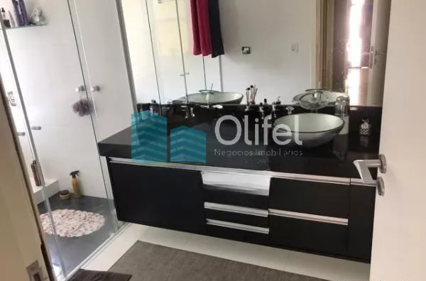 Linda casa em condomínio fechado de alto padrão na cidade de Vinhedo com 4 suítes, sendo no piso térreo uma suíte master com closet e hidromassagem e ar condicionado, sala ampla com lareira , escritório, lavabo, ampla cozinha planejada com copa, despensa, - Foto 14