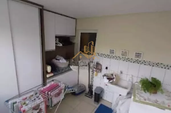 Lindo sobrado em condomínio com ótima localização e segurança 24 horas, 640 m² de terreno com 360 m² de construção, 4 dormitórios sendo 2 suítes e uma com hidromassagem e closet, 2 salas, lavabo, ampla cozinha com copa, lavanderia, ótimo espaço externo co - Foto 27