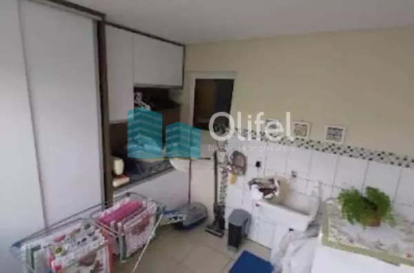 Lindo sobrado em condomínio com ótima localização e segurança 24 horas, 640 m² de terreno com 360 m² de construção, 4 dormitórios sendo 2 suítes e uma com hidromassagem e closet, 2 salas, lavabo, ampla cozinha com copa, lavanderia, ótimo espaço externo co - Foto 27