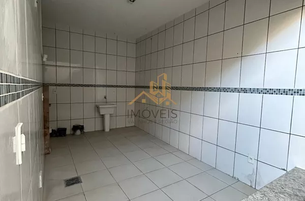 Casa com excelente localização em bairro residencial de Sorocaba com 2 dormitórios, sendo 1 suíte, sala, cozinha americana com armários e conjugada, quintal, lavanderia, banheiro externo, mezanino, vaga para 2 carros cobertas. Portão automático. Sistema d - Foto 23
