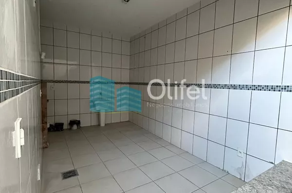 Casa com excelente localização em bairro residencial de Sorocaba com 2 dormitórios, sendo 1 suíte, sala, cozinha americana com armários e conjugada, quintal, lavanderia, banheiro externo, mezanino, vaga para 2 carros cobertas. Portão automático. Sistema d - Foto 23