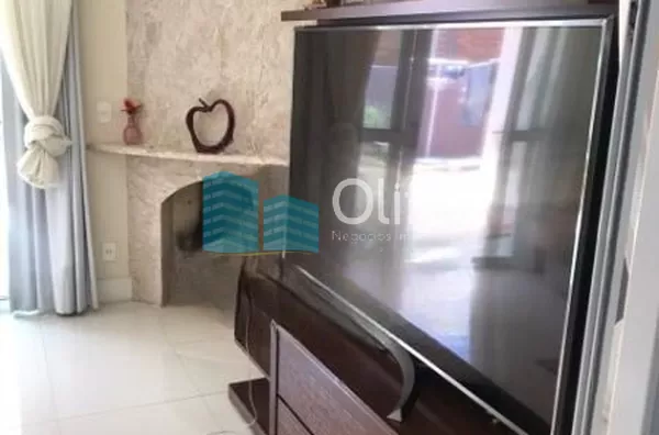 Linda casa em condomínio fechado de alto padrão na cidade de Vinhedo com 4 suítes, sendo no piso térreo uma suíte master com closet e hidromassagem e ar condicionado, sala ampla com lareira , escritório, lavabo, ampla cozinha planejada com copa, despensa, - Foto 18