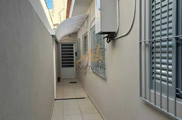 Casa com excelente localização em bairro residencial de Sorocaba com 2 dormitórios, sendo 1 suíte, sala, cozinha americana com armários e conjugada, quintal, lavanderia, banheiro externo, mezanino, vaga para 2 carros cobertas. Portão automático. Sistema d - Foto 25