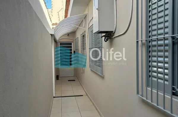 Casa com excelente localização em bairro residencial de Sorocaba com 2 dormitórios, sendo 1 suíte, sala, cozinha americana com armários e conjugada, quintal, lavanderia, banheiro externo, mezanino, vaga para 2 carros cobertas. Portão automático. Sistema d - Foto 25