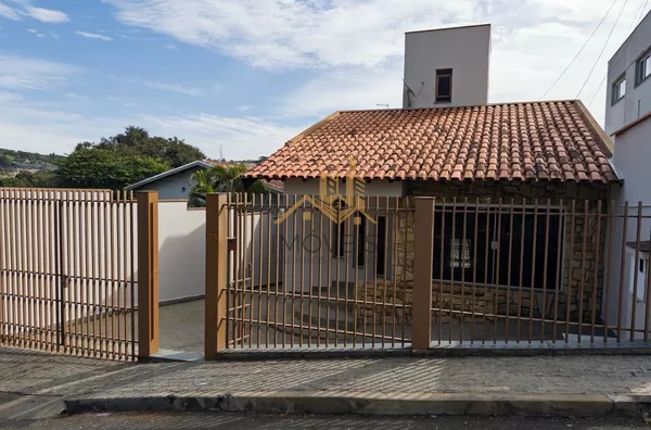 Excelente sobrado para fins comerciais ou residenciais localizado em bairro tradicional na cidade de Louveira. Casa com 3 dormitórios, sendo 1 suíte, 2 dos dormitórios com armários, sala ampla para 2 ambientes, cozinha ampla e repleta de armário, lavande