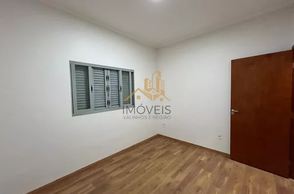 Casa com excelente localização em bairro residencial de Sorocaba com 2 dormitórios, sendo 1 suíte, sala, cozinha americana com armários e conjugada, quintal, lavanderia, banheiro externo, mezanino, vaga para 2 carros cobertas. Portão automático. Sistema d - Foto 18