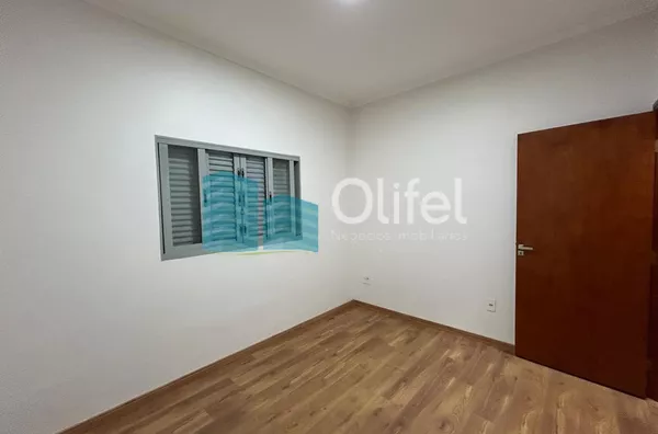 Casa com excelente localização em bairro residencial de Sorocaba com 2 dormitórios, sendo 1 suíte, sala, cozinha americana com armários e conjugada, quintal, lavanderia, banheiro externo, mezanino, vaga para 2 carros cobertas. Portão automático. Sistema d - Foto 18