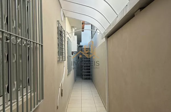 Casa com excelente localização em bairro residencial de Sorocaba com 2 dormitórios, sendo 1 suíte, sala, cozinha americana com armários e conjugada, quintal, lavanderia, banheiro externo, mezanino, vaga para 2 carros cobertas. Portão automático. Sistema d - Foto 26
