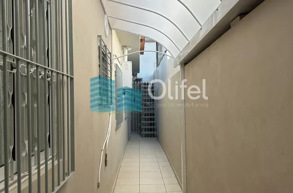 Casa com excelente localização em bairro residencial de Sorocaba com 2 dormitórios, sendo 1 suíte, sala, cozinha americana com armários e conjugada, quintal, lavanderia, banheiro externo, mezanino, vaga para 2 carros cobertas. Portão automático. Sistema d - Foto 26