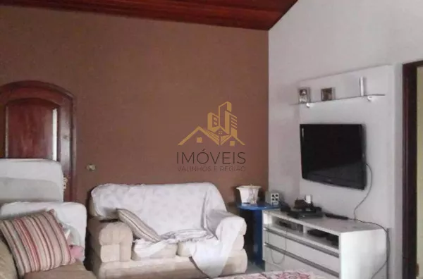 Linda casa de esquina com 3 dormitórios, sendo 1 suíte com hidromassagem, sala 2 ambientes, escritório, cozinha planejada, despensa, área gourmet, garagem para 2 carros cobertas, portão automático, bairro tranquilo. Vale a pena conferir.