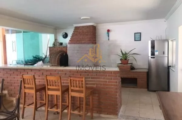 Linda casa em condomínio fechado de alto padrão na cidade de Vinhedo com 4 suítes, sendo no piso térreo uma suíte master com closet e hidromassagem e ar condicionado, sala ampla com lareira , escritório, lavabo, ampla cozinha planejada com copa, despensa, - Foto 2