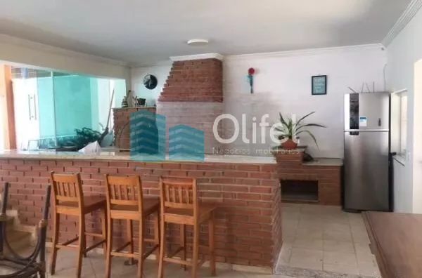 Linda casa em condomínio fechado de alto padrão na cidade de Vinhedo com 4 suítes, sendo no piso térreo uma suíte master com closet e hidromassagem e ar condicionado, sala ampla com lareira , escritório, lavabo, ampla cozinha planejada com copa, despensa, - Foto 2