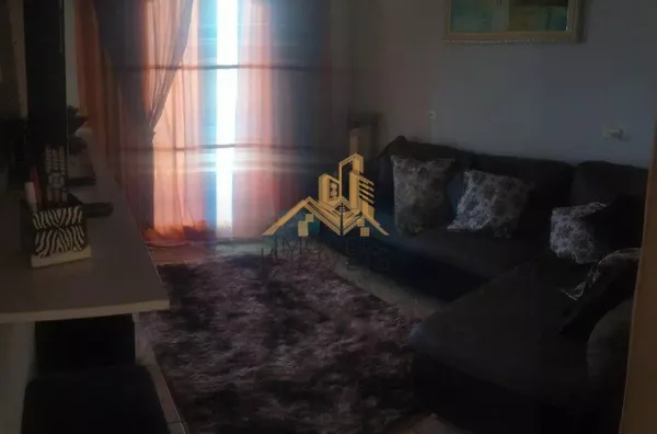 Excelente sobrado em bairro residencial próximo ao centro na cidade de Louveira, com 3 suítes com planejados, avarandada, 2 amplas salas, cozinha planejada, área gourmet com churrasqueira, quintal, 2 vagas de garagem. Agende a sua visita. - Foto 12