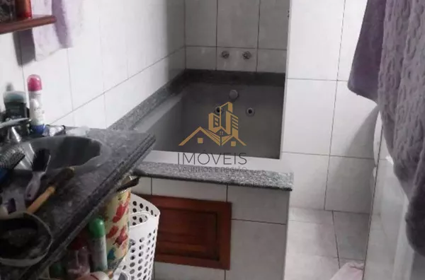 Linda casa de esquina com 3 dormitórios, sendo 1 suíte com hidromassagem, sala 2 ambientes, escritório, cozinha planejada, despensa, área gourmet, garagem para 2 carros cobertas, portão automático, bairro tranquilo. Vale a pena conferir. - Foto 16
