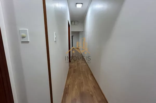 Casa com excelente localização em bairro residencial de Sorocaba com 2 dormitórios, sendo 1 suíte, sala, cozinha americana com armários e conjugada, quintal, lavanderia, banheiro externo, mezanino, vaga para 2 carros cobertas. Portão automático. Sistema d - Foto 19