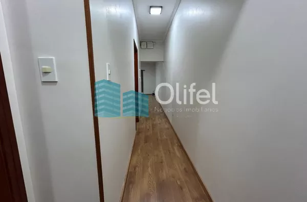 Casa com excelente localização em bairro residencial de Sorocaba com 2 dormitórios, sendo 1 suíte, sala, cozinha americana com armários e conjugada, quintal, lavanderia, banheiro externo, mezanino, vaga para 2 carros cobertas. Portão automático. Sistema d - Foto 19