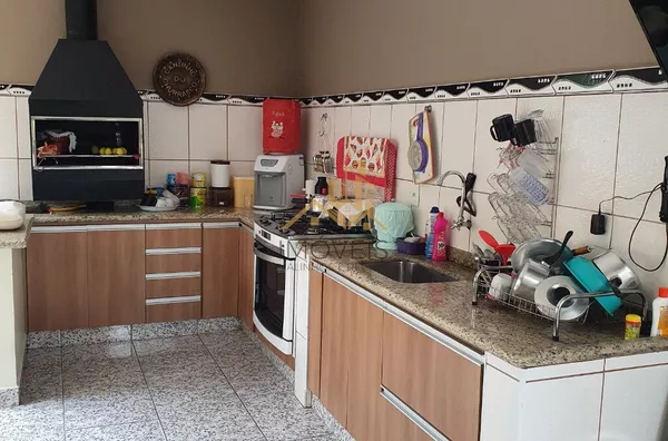 Casa moderna, com muito espaço, sala de estar, de tv, de jantar, escritório, 3 dormitórios com armários, sendo 1 suíte máster com sacada, lavabo, banheiro social, cozinha e lavanderia com armários, despensa, dormitório e banheiro de empregada, 4 vagas de - Foto 22