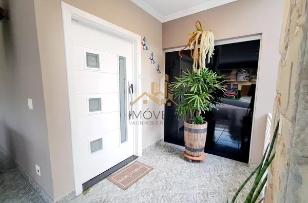 Casa moderna, com muito espaço, sala de estar, de tv, de jantar, escritório, 3 dormitórios com armários, sendo 1 suíte máster com sacada, lavabo, banheiro social, cozinha e lavanderia com armários, despensa, dormitório e banheiro de empregada, 4 vagas de - Foto 6