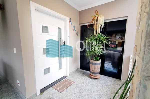 Casa moderna, com muito espaço, sala de estar, de tv, de jantar, escritório, 3 dormitórios com armários, sendo 1 suíte máster com sacada, lavabo, banheiro social, cozinha e lavanderia com armários, despensa, dormitório e banheiro de empregada, 4 vagas de - Foto 6