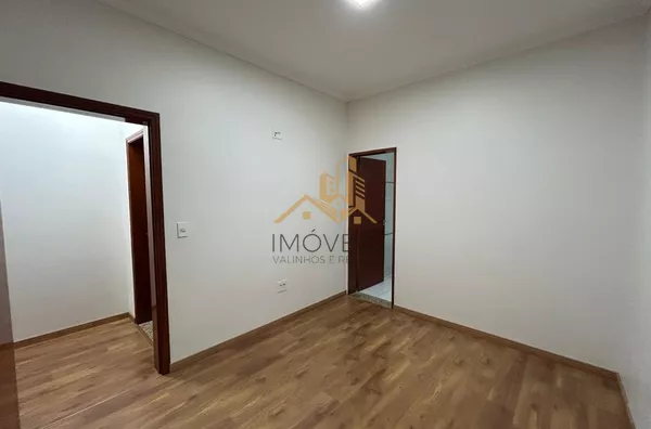 Casa com excelente localização em bairro residencial de Sorocaba com 2 dormitórios, sendo 1 suíte, sala, cozinha americana com armários e conjugada, quintal, lavanderia, banheiro externo, mezanino, vaga para 2 carros cobertas. Portão automático. Sistema d - Foto 22