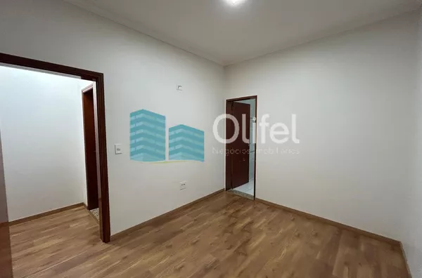 Casa com excelente localização em bairro residencial de Sorocaba com 2 dormitórios, sendo 1 suíte, sala, cozinha americana com armários e conjugada, quintal, lavanderia, banheiro externo, mezanino, vaga para 2 carros cobertas. Portão automático. Sistema d - Foto 22