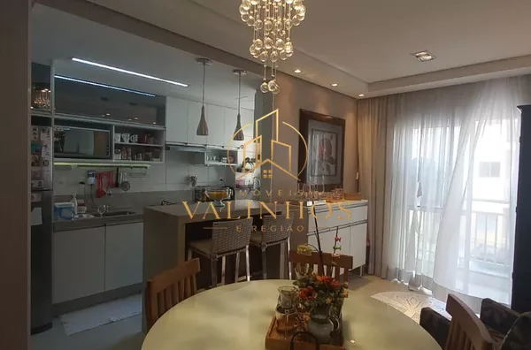 Lindo apartamento á venda na cidade de Vinhedo. Apartamento de 52 m² .condomínio com elevador e 1 vaga de carro. 01 Sala com espelhos na parede,01 cozinha com armário embutido, bancada de mármore e banqueta almofadada. 02 dormitórios com guarda-roupa plan