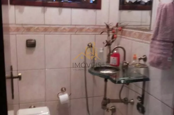 Linda casa de esquina com 3 dormitórios, sendo 1 suíte com hidromassagem, sala 2 ambientes, escritório, cozinha planejada, despensa, área gourmet, garagem para 2 carros cobertas, portão automático, bairro tranquilo. Vale a pena conferir. - Foto 9