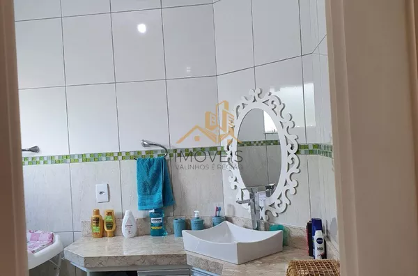 Casa moderna, com muito espaço, sala de estar, de tv, de jantar, escritório, 3 dormitórios com armários, sendo 1 suíte máster com sacada, lavabo, banheiro social, cozinha e lavanderia com armários, despensa, dormitório e banheiro de empregada, 4 vagas de - Foto 21