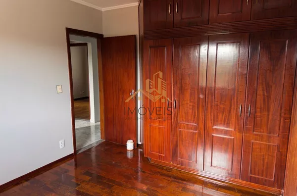 Excelente sobrado para fins comerciais ou residenciais localizado em bairro tradicional na cidade de Louveira. Casa com 3 dormitórios, sendo 1 suíte, 2 dos dormitórios com armários, sala ampla para 2 ambientes, cozinha ampla e repleta de armário, lavande - Foto 13