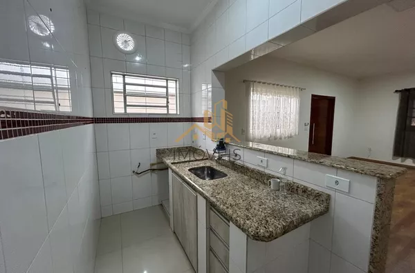Casa com excelente localização em bairro residencial de Sorocaba com 2 dormitórios, sendo 1 suíte, sala, cozinha americana com armários e conjugada, quintal, lavanderia, banheiro externo, mezanino, vaga para 2 carros cobertas. Portão automático. Sistema d - Foto 11