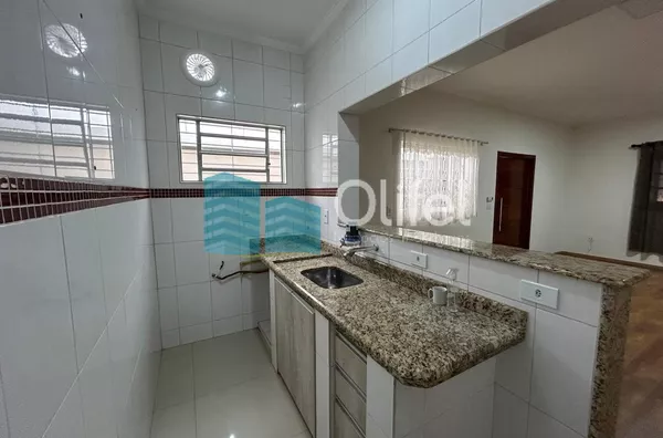 Casa com excelente localização em bairro residencial de Sorocaba com 2 dormitórios, sendo 1 suíte, sala, cozinha americana com armários e conjugada, quintal, lavanderia, banheiro externo, mezanino, vaga para 2 carros cobertas. Portão automático. Sistema d - Foto 11
