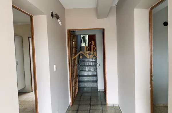 Excelente sobrado para fins comerciais ou residenciais localizado em bairro tradicional na cidade de Louveira. Casa com 3 dormitórios, sendo 1 suíte, 2 dos dormitórios com armários, sala ampla para 2 ambientes, cozinha ampla e repleta de armário, lavande - Foto 31