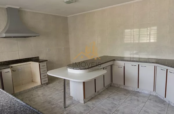 Excelente sobrado para fins comerciais ou residenciais localizado em bairro tradicional na cidade de Louveira. Casa com 3 dormitórios, sendo 1 suíte, 2 dos dormitórios com armários, sala ampla para 2 ambientes, cozinha ampla e repleta de armário, lavande - Foto 16