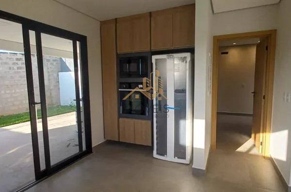 Excelente casa térrea em condomínio fechado na cidade de Louveira com 3 dormitórios, sendo 1 suíte, sala ampla para 2 ambientes, pé direito duplo, lavabo, banheiro social, conceito integrado, área gourmet e quintal. Agende a sua visita - Foto 9