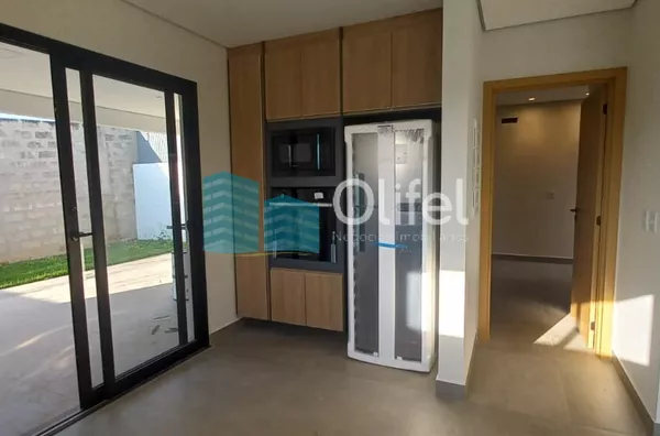 Excelente casa térrea em condomínio fechado na cidade de Louveira com 3 dormitórios, sendo 1 suíte, sala ampla para 2 ambientes, pé direito duplo, lavabo, banheiro social, conceito integrado, área gourmet e quintal.  Agende a sua visita - Foto 9